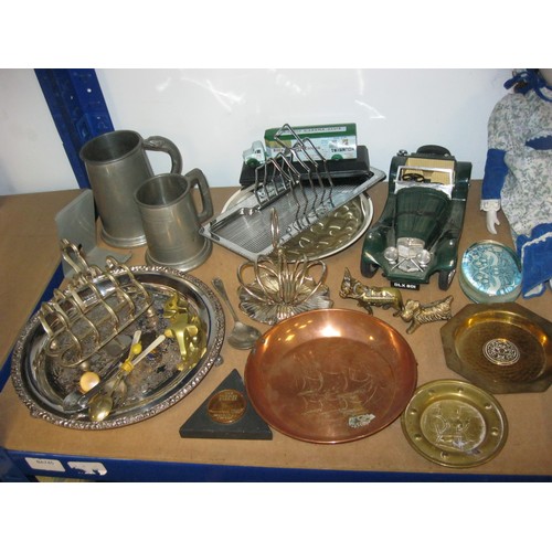 76 - A tray of assorted items, Burago model Jaguar, copper and brass dishes, other metal ware, collector'... 