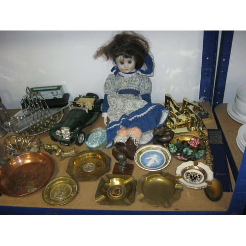 76 - A tray of assorted items, Burago model Jaguar, copper and brass dishes, other metal ware, collector'... 