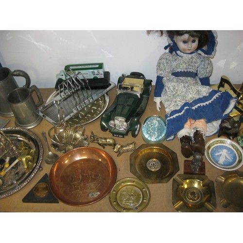 76 - A tray of assorted items, Burago model Jaguar, copper and brass dishes, other metal ware, collector'... 