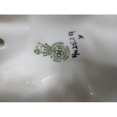 124 - A Royal Doulton HN2529 English Setter gun dog figure with pheasant in mouth, in mint condition