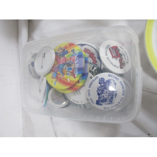 148 - A pair of ceramic Robertson's golly cereal bowls, a Sealink branded melamine teacup and saucer, a Br... 