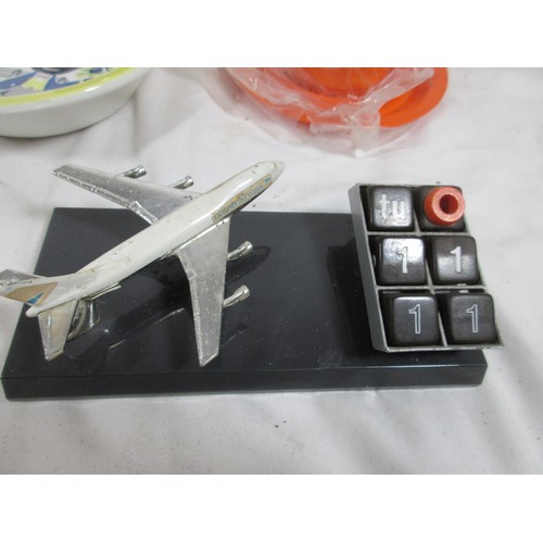 148 - A pair of ceramic Robertson's golly cereal bowls, a Sealink branded melamine teacup and saucer, a Br... 