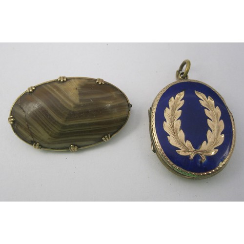 15 - An a/f scrap gold-mounted agate brooch (acid test positive for 9 carat gold, no pin, the stone is cr... 