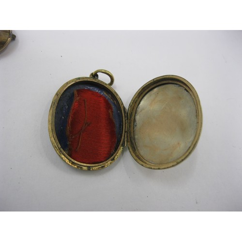 15 - An a/f scrap gold-mounted agate brooch (acid test positive for 9 carat gold, no pin, the stone is cr... 