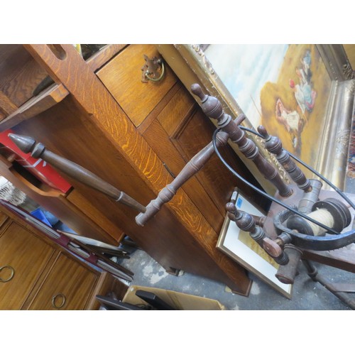 41 - An antique spinning wheel, complete