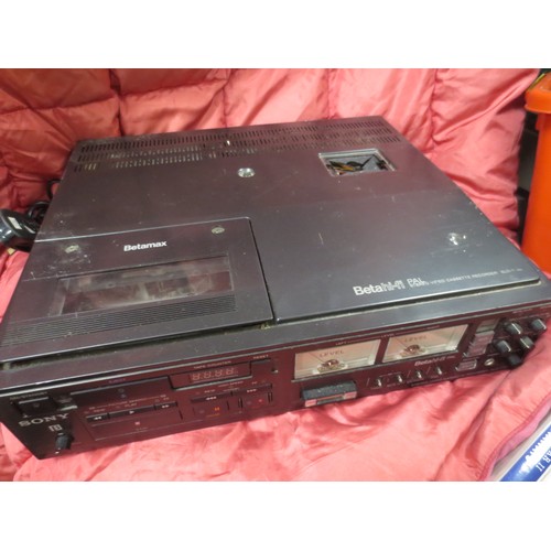 43 - A Sony SLO-1700 Betamax VCR