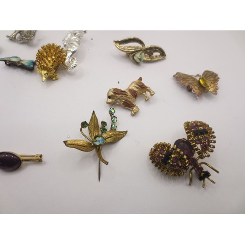 34 - Fifteen costume brooches, of which several are of animal theme