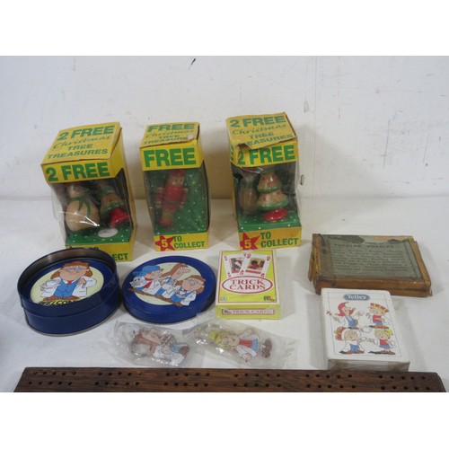 47 - A mixed selection of items to include the following ,Tetley Teafolk coasters ,PG tips Playing cards,... 