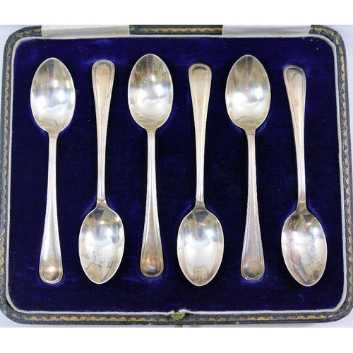 132 - A set of six Edwardian silver handled butter knives, Sheffield 1902, 16.8cm long, cased, and a set o... 