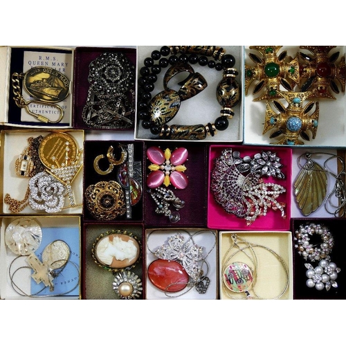 223 - A quantity of 20th century costume jewellery including beads, paste set items and faux pearls, some ... 