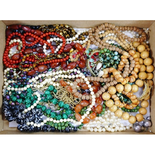 152 - A quantity of costume jewellery, including a malachite bead necklace, faux and cultured pearl jewell... 