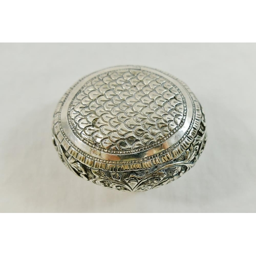 112 - An Indian silver coloured metal oval snuff box, with embossed decoration and hinged lid, 3.5cm x 6cm... 