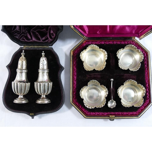 115 - A pair of late Victorian silver pepperettes, Birmingham 1892, 9cm high, combined weight 1.59ozt, 49.... 