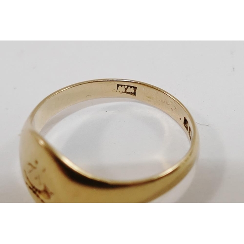 184 - An 18 carat gold signet ring, London 1912, engraved with a crest, 4.5g, finger size O