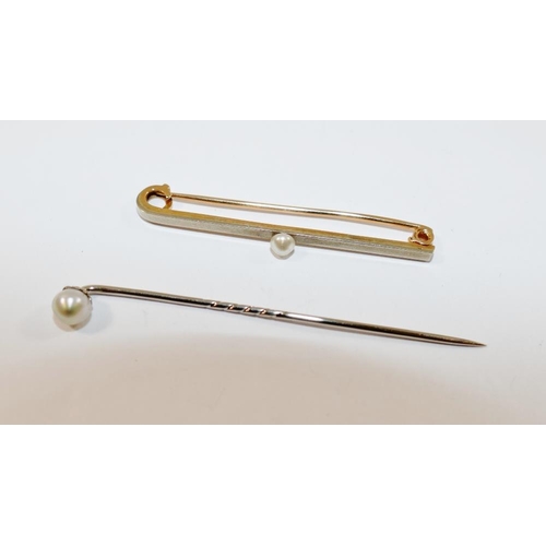 190 - An unmarked white metal single pearl stick pin, 6.2cm long, the pearl 5.4mm diameter, in fitted Gold... 