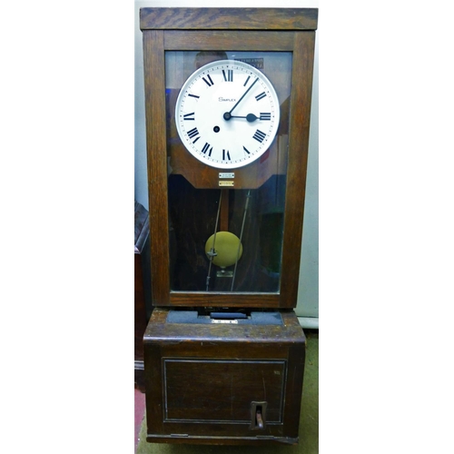 231 - A Simplex oak cased clocking in clock, numbered 75915, with gilt lettering to the sides; 'Gledhill B... 