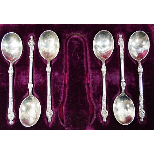 89 - A set of six silver teaspoons, Sheffield 1932 by Walker and Hall, with golf club decorated terminals... 