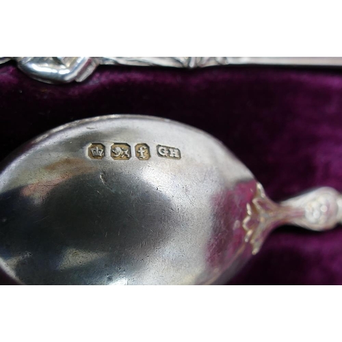 89 - A set of six silver teaspoons, Sheffield 1932 by Walker and Hall, with golf club decorated terminals... 