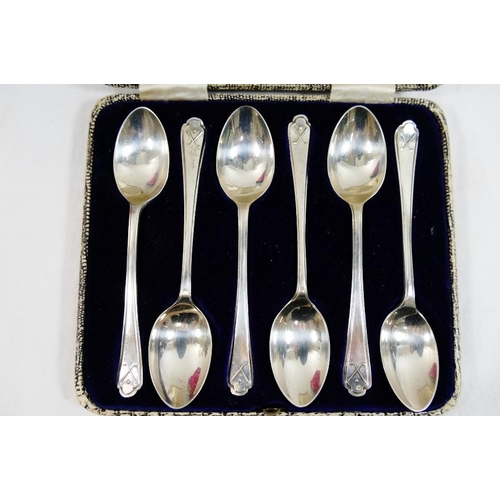 89 - A set of six silver teaspoons, Sheffield 1932 by Walker and Hall, with golf club decorated terminals... 