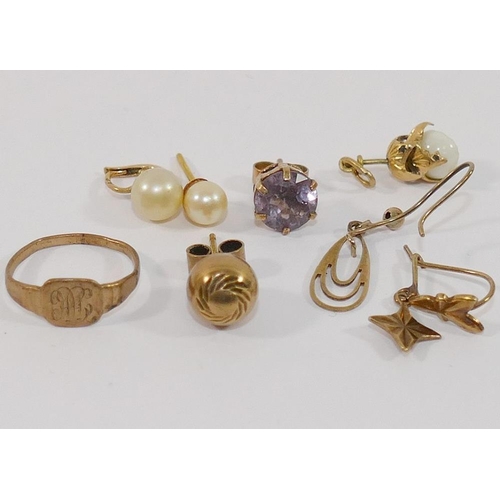 180 - Five pairs of 9 carat gold and yellow metal earrings, a chlid's signet ring stamped '9CT', and an as... 