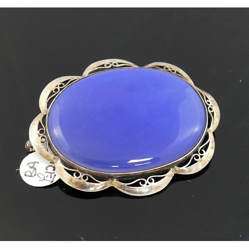 200 - A selection of blue agate jewellery comprised of a large oval brooch, 6cm wide, a smaller brooch, a ... 