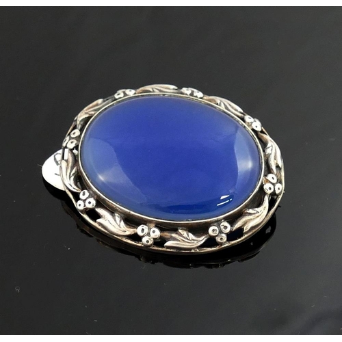 200 - A selection of blue agate jewellery comprised of a large oval brooch, 6cm wide, a smaller brooch, a ... 