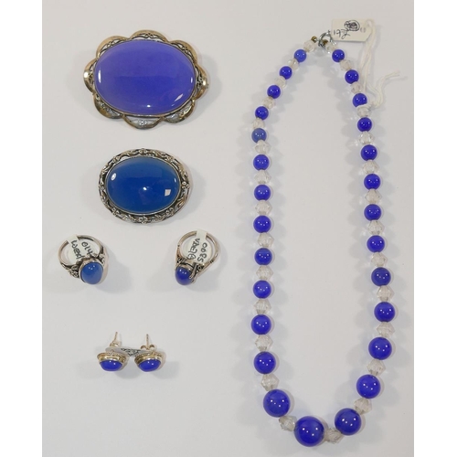 200 - A selection of blue agate jewellery comprised of a large oval brooch, 6cm wide, a smaller brooch, a ... 