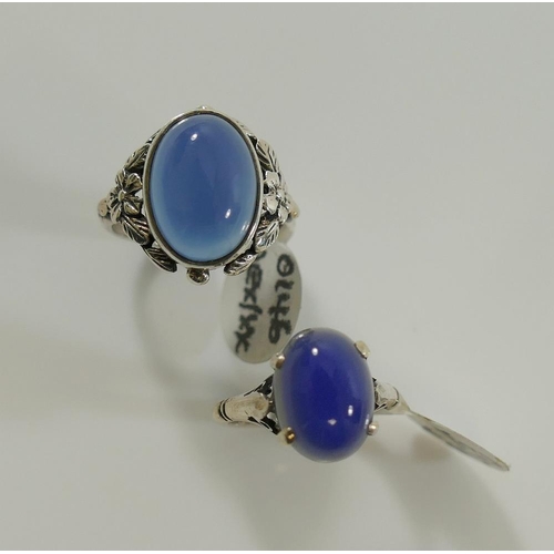 200 - A selection of blue agate jewellery comprised of a large oval brooch, 6cm wide, a smaller brooch, a ... 