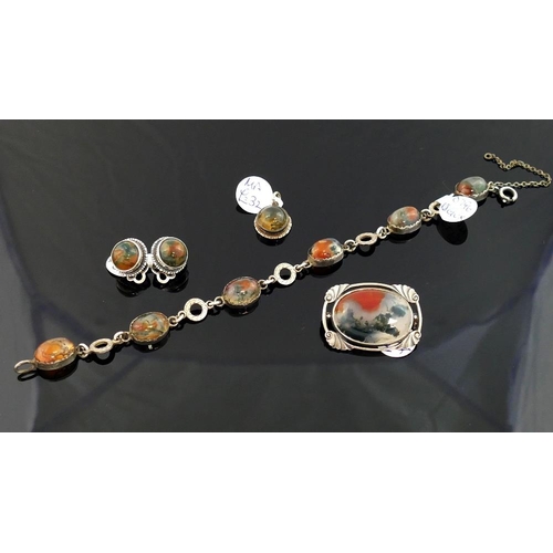 253 - A selection of moss agate jewellery comprised of a brooch, a bracelet, a pair of clip-on earrings, t... 