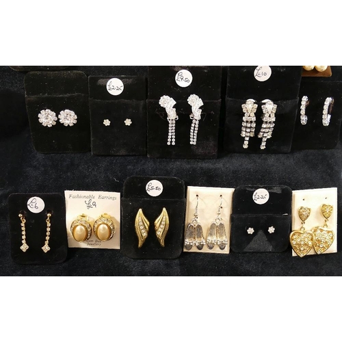 263 - A large collection of 20th century paste set jewellery including brooches, necklaces, earrings and p... 