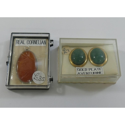 271 - A selection of carnelian and aventurine quartz jewellery comprised of a long string of graduated car... 