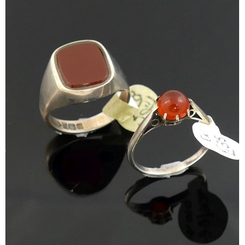 271 - A selection of carnelian and aventurine quartz jewellery comprised of a long string of graduated car... 