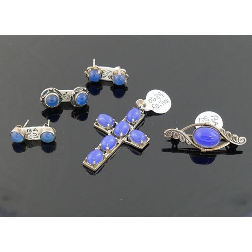 274 - A selection of blue and green agate set jewellery comprised of three brooches, three pendants and si... 