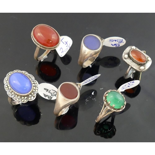 282 - Twelve carnelian, green and blue agate set rings, including some also set with marcasite, many stamp... 