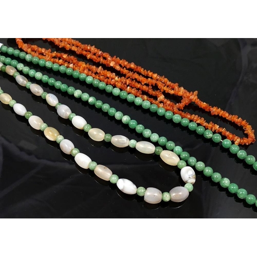 285 - A selection of carnelian and aventurine quartz jewellery comprised of a long string of graduated car... 