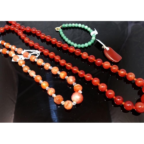 285 - A selection of carnelian and aventurine quartz jewellery comprised of a long string of graduated car... 