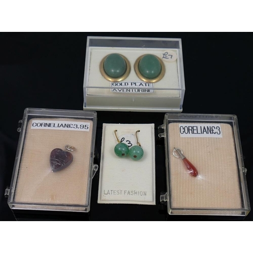 285 - A selection of carnelian and aventurine quartz jewellery comprised of a long string of graduated car... 