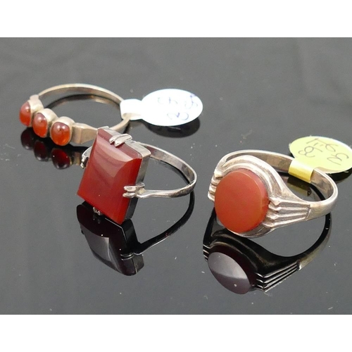 285 - A selection of carnelian and aventurine quartz jewellery comprised of a long string of graduated car... 