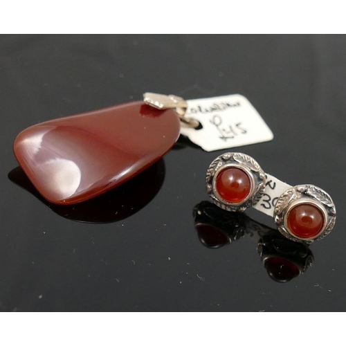 285 - A selection of carnelian and aventurine quartz jewellery comprised of a long string of graduated car... 