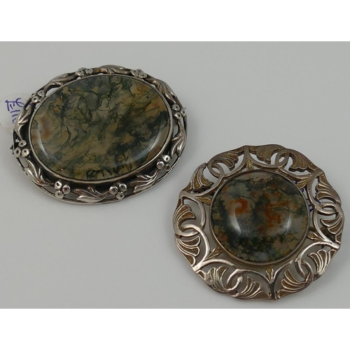 286 - A selection of moss agate jewellery comprised of two brooches, a pair of cuff-links, four rings and ... 