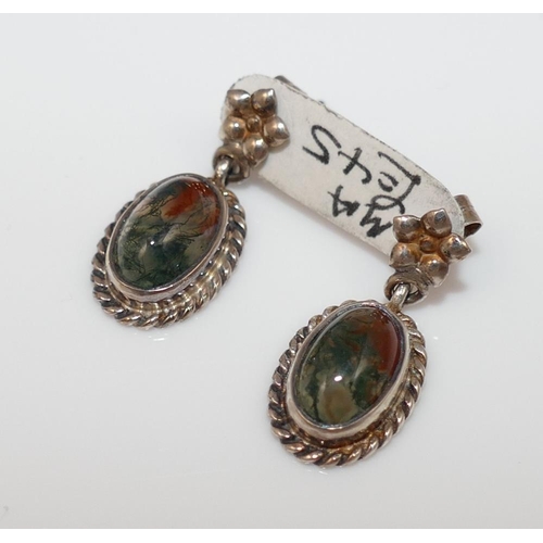 286 - A selection of moss agate jewellery comprised of two brooches, a pair of cuff-links, four rings and ... 