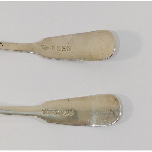 322 - A pair of William IV Scottish silver fiddle and shell pattern sauce ladles, Edinburgh 1831, maker's ... 