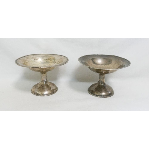 102 - A silver two-handled tazza and a pair of matching pedestal dishes by Mappin and Webb, London 1915, t... 