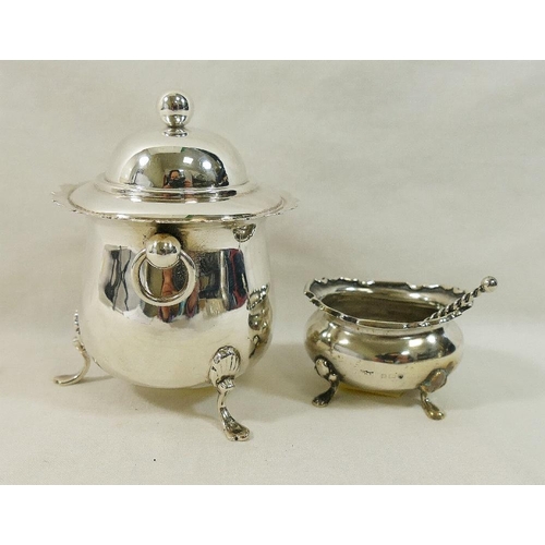 107 - Assorted small silver items, comprised of a lidded pot, two silver coin dishes, a salt, a salt spoon... 