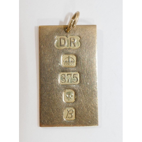 14A - A 9 carat gold box link chain, London 1979, 72cm long, and a 9 carat gold ingot pendant, London 1976... 