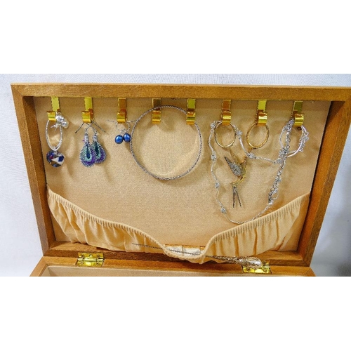 14 - Assorted costume jewellery including a large quantity of earrings and other items including faux pea... 