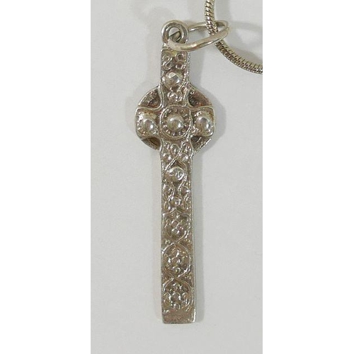 15 - Assorted silver jewellery including a St. Martins cross pendant in the manner of Alexander Richie of... 