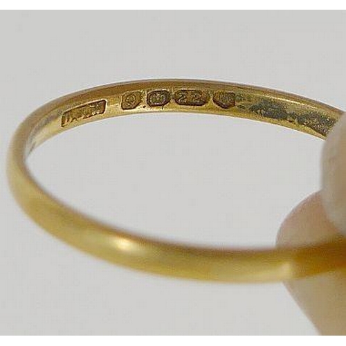 32 - A 22 carat gold wedding band, London 1951, finger size S 1/2, 1.9g