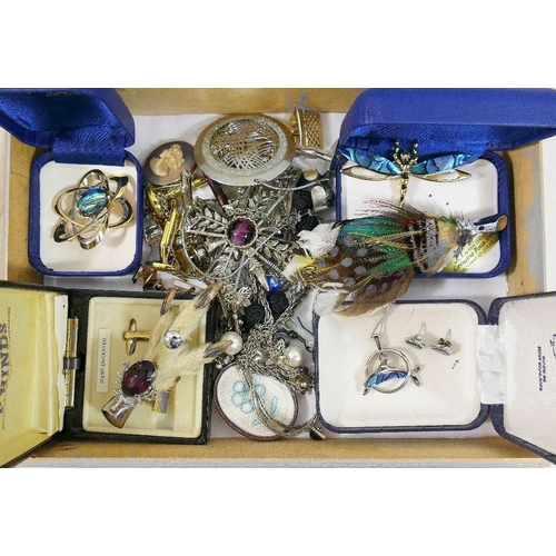 39A - A quantity of assorted costume jewellery including paste beads, hardstone beads, enamelled items, ea... 