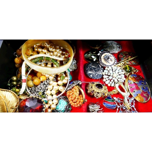 39A - A quantity of assorted costume jewellery including paste beads, hardstone beads, enamelled items, ea... 